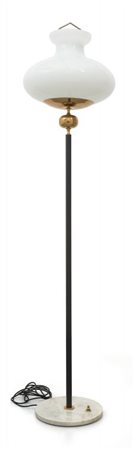 UNA LAMPADA DA TERRA, anni '60.Marmo, tubo di ferro verniciato, ottone, vetro...
