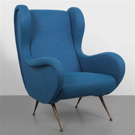 UNA POLTRONA, anni '60. Struttura in legno, gambe di ottone, imbottitura...