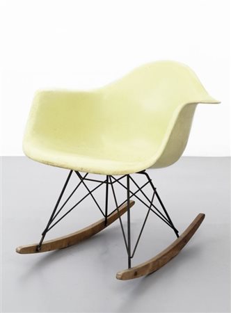 CHARLES EAMES Una sedia a dondolo della serie "Plastic group" per HERMAN...
