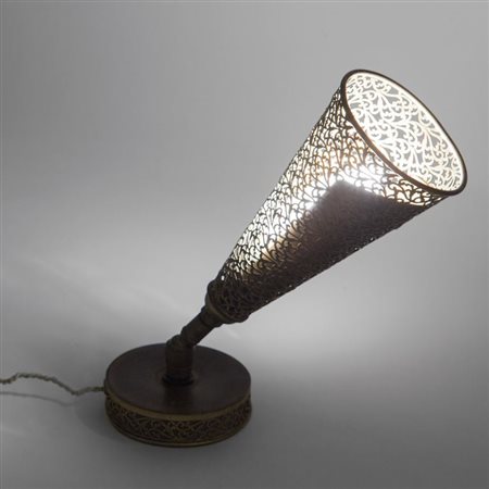 UNA LAMPADA DA TAVOLO, anni "60. Ottone. Altezza cm 23,5.