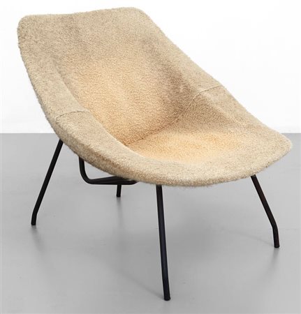 UNA POLTRONA, circa 1960. Tubo di ferro piegato e verniciato, scocca...