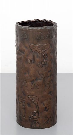 BRAGALINIUn portaombrelli, anni "59. Rame sbalzato. Altezza cm 50.