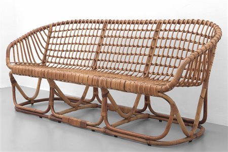 UN DIVANO, anni "60. Malacca, giunco. Altezza cm 75, larghezza 180,...