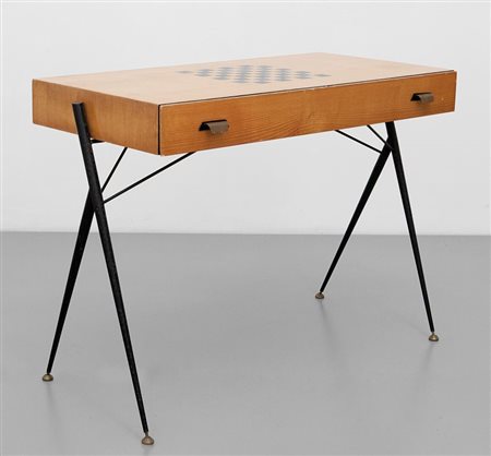 UN TAVOLINO, anni '60. Supporti di ferro verniciato con piedini di ottone,...