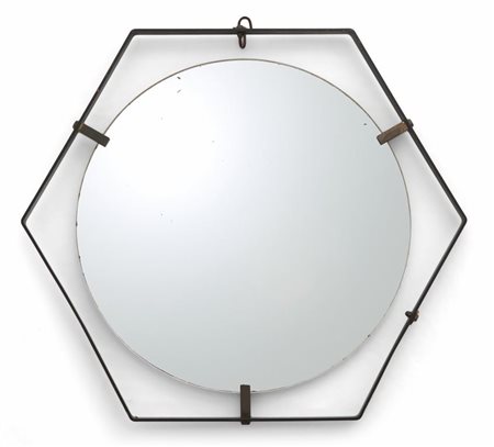 UNO SPECCHIO DA PARETE, anni '60.Acciaio verniciato, ottone brunito,...