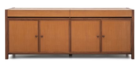 UNA CREDENZA, anni '60.Legno di noce, legno impiallacciato in noce. Targhetta...