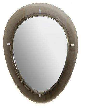 UNO SPECCHIO DA PARETE, anni '60. Cristallo colorato sagomato e molato,...