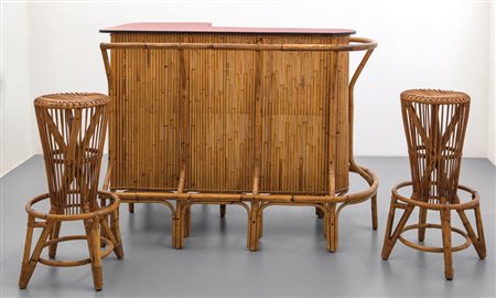 UN MOBILE-BAR e DUE SGABELLI, anni '60. Bancone (malacca, bambù, piani...