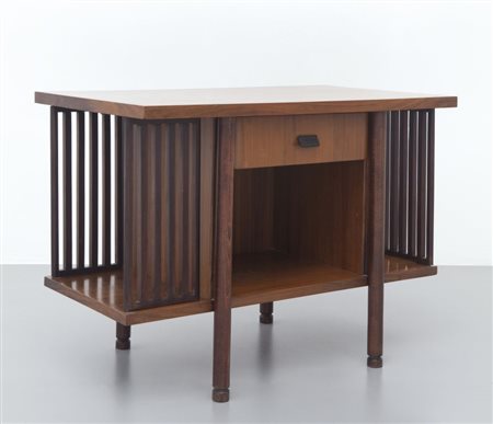 UN TAVOLINO DI SERVIZIO, anni "60. Legno di faggio tinto all"anilina, legno...