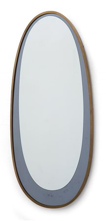 UNO SPECCHIO DA PARETE, anni '60. Ottone, cristallo grigio, registro...