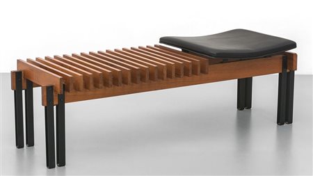 UNA PANCA, ANNI '60. Legno di teak, metallo verniciato, cuscino rivestito in...