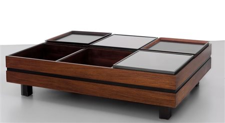 UN TAVOLINO-BAR A SEI SCOMPARTI, anni '60. Legno di palissandro, ottone...