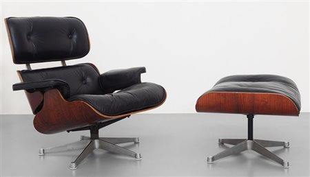 HARLES E RAY EAMES Una "lounge chair" con poggiapiedi, produzione ICF DE...