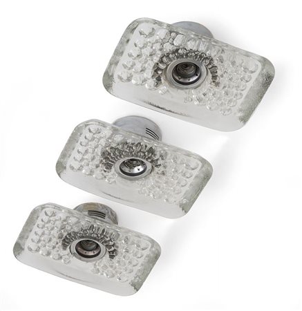 TRE LAMPADE A PARETE, anni "70. Ottone cromato, cristallo formato in stampo....