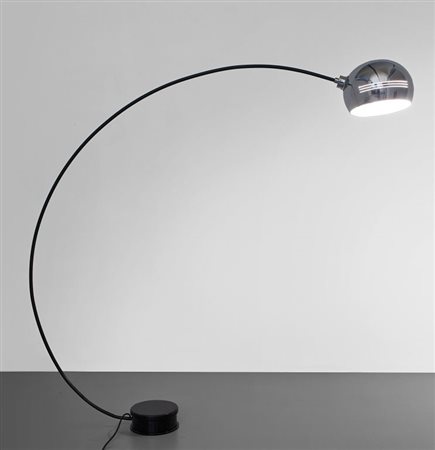 UNA LAMPADA DA TERRA AD ARCO, anni '70. Acciaio cromato, ottone cromato....