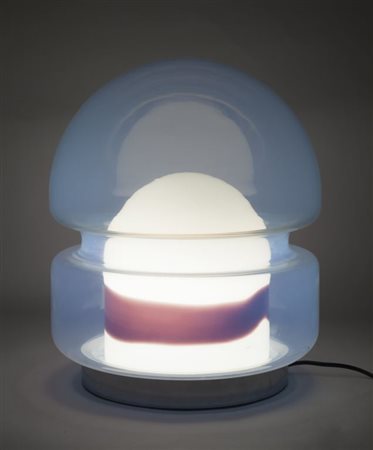 LAMPERTI Una lampada da tavolo, anni "70. Alluminio, vetro opalino con fascia...