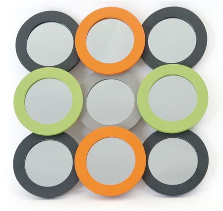 UNO SPECCHIO DA PARETE, 1979. Legno laccato, cristallo argentato. Etichetta...