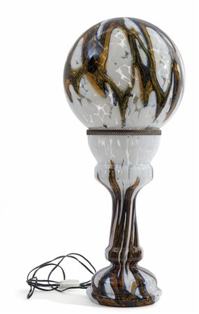 UNA LAMPADA DA TAVOLO, anni '70Vetro soffiato di MURANO, ottone. Altezza cm 58.