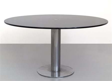 UN TAVOLO anni '70. Acciaio cromato, cristallo grigio molato. Altezza cm 72,...