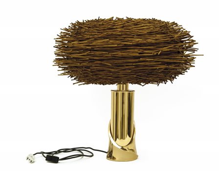 UNA LAMPADA DA TAVOLO, anni "70. Ottone, bastoncini di legno intrecciati....