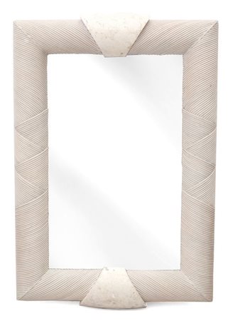 UNO SPECCHIO DA PARETE, anni "80. Midollino verniciato e applicazioni di...