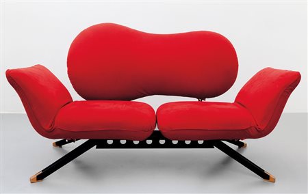 UN DIVANO TRASFORMABILE, anni "80. Supporto di acciaio verniciato, piedini in...