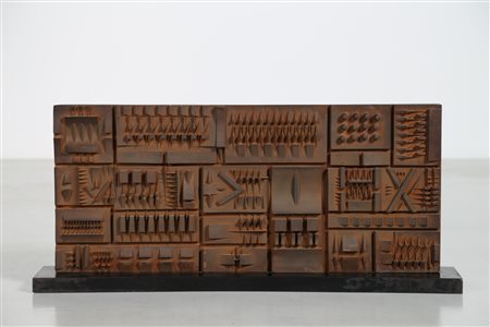 POMODORO ARNALDO (n. 1926) Muro. 1979. Fiberglass e polvere di ferro. Cm...