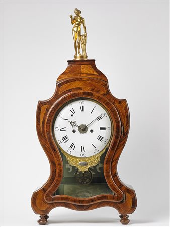 LISTA NAPOLIPendola di forma mossa con scultura di venere non pertinente...