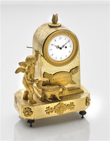 ANONIMOOrologio da appoggio in bronzo dorato decorato con allegoria...