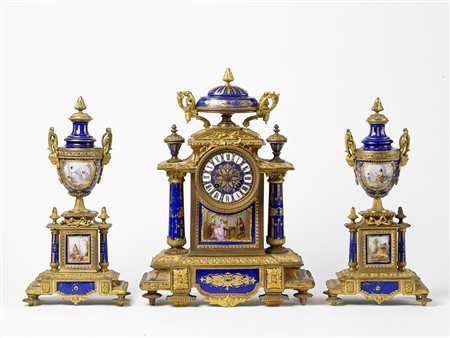ANONIMO FRANCIA Trittico da camino in bronzo dorato e placche di Sevrès...