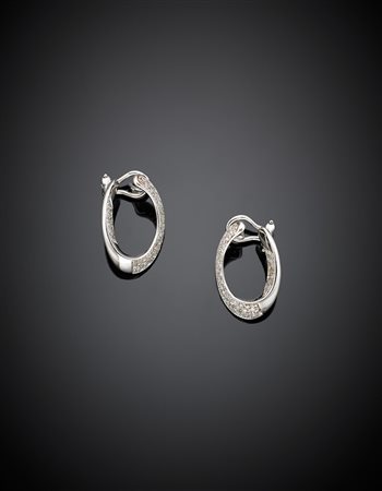 Orecchini in oro bianco con diamanti rotondi taglio a brillante, g...