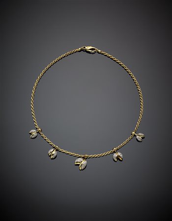 Catenina a torchon in oro giallo con cinque pendenti a guisa di foglie in oro...