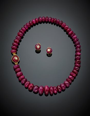 Demi-parure composta da collier ed orecchini a lobo, il collier di rubini...