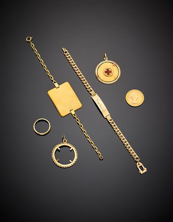 Lotto in oro giallo composto da due bracciali, una fede e due charms,...