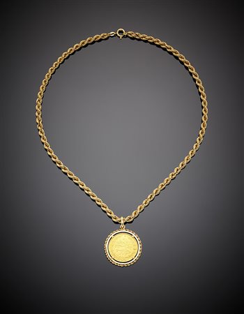 Collier in oro giallo a guisa di cordone con moneta araba a guisa di...