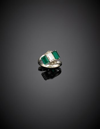 Anello in oro bianco con diamante centrale di ct. 1,13 circa e smeraldi...