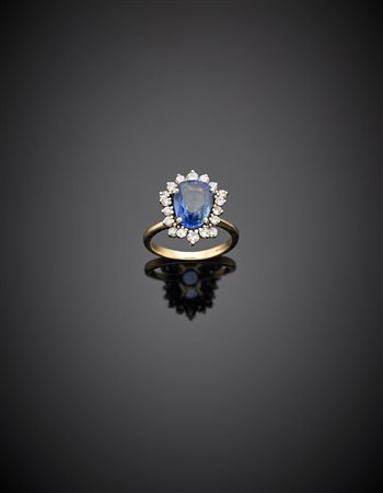Anello in oro giallo e bianco con zaffiro forma fantasia di ct. 2,80 circa e...