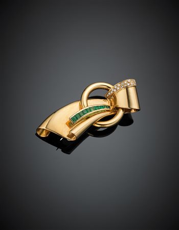 Spilla a guisa di fibbia e nastro in oro giallo e bianco con diamanti rotondi...