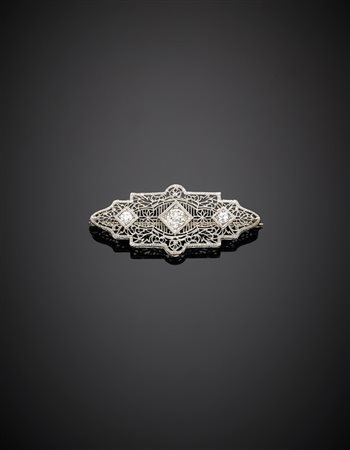 Spilla in oro e platino a filigrana con tre diamanti, il centrale di ct. 0,80...