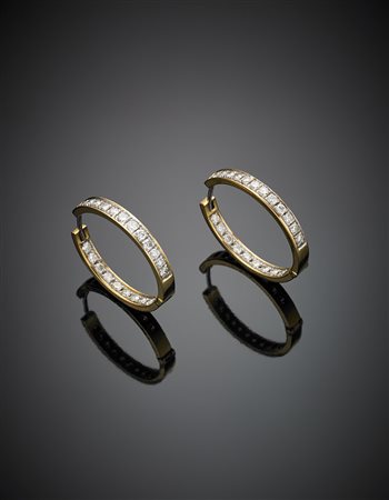 Orecchini ad anello in oro giallo con diamanti rotondi taglio a brillante,...