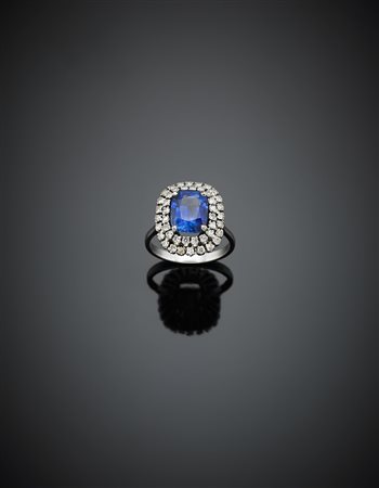 Anello in oro bianco con zaffiro centrale di forma a cuscino di di ct. 4,70...