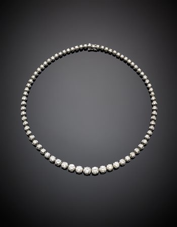 Collier in oro bianco con diamanti a scalare per complessivi ct. 19 circa, il...