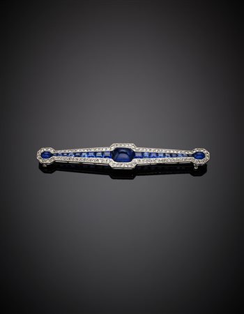 Broche in oro bianco e platino con diamanti, zaffiri tapered e cabochon, n....
