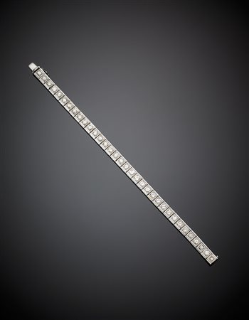 Bracciale tipo "tennis" in oro bianco e diamanti rotondi a...