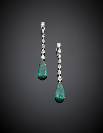 PIRANESI NEW YORKOrecchini pendenti in platino con due smeraldi a goccia...