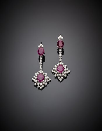 Orecchini pendenti in oro bianco, diamanti rotondi e rubini ovali per...