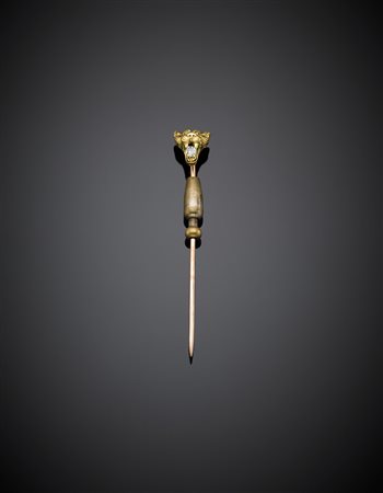 Spillone in oro giallo a guisa di felino con diamante rotondo taglio oldmine,...