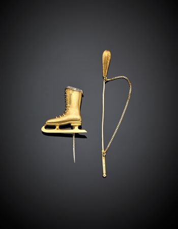 Due spilloni in oro giallo a guisa di fuso cesellato il primo e di pattino il...