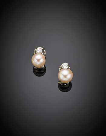 Orecchini in oro bianco con perle di coltura e diamante, g.8,45White gold...