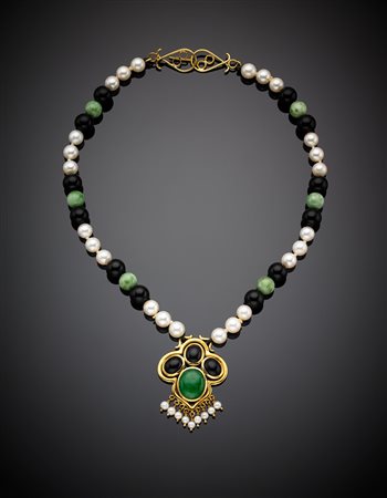 Collana a boules di onice, quarzo microcristallino e perle, con pendente in...